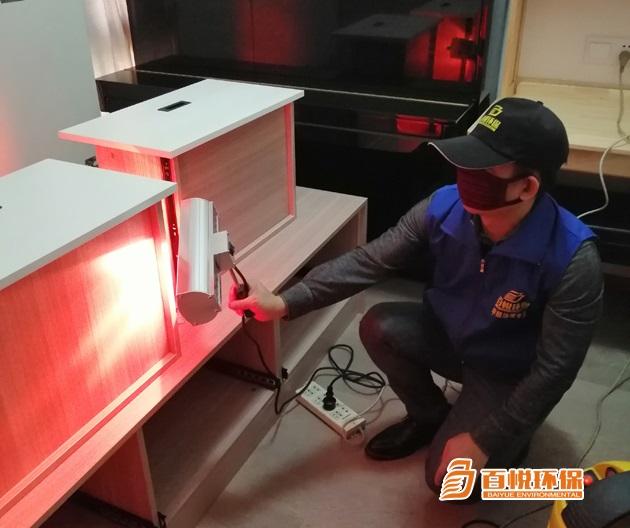 佛山百悅環(huán)保除甲醛治理公司是專業(yè)清除甲醛公司，為佛山及佛山周邊新裝修機關(guān)企事業(yè)單位辦公樓、寫字樓、家庭住宅、新房、別墅、公寓、酒店、賓館、醫(yī)院、養(yǎng)老院、幼兒園、學校教室、商場、超市、旅館、文化場所、書店、圖書館、展覽館、體育館、公共交通場所、公共交通工具、餐廳等用戶提供室內(nèi)除甲醛、裝修甲醛治理解決方案、除異味的空氣治理服務,擁有經(jīng)驗豐富的施工團隊，除甲醛價格公道，十五年質(zhì)保。